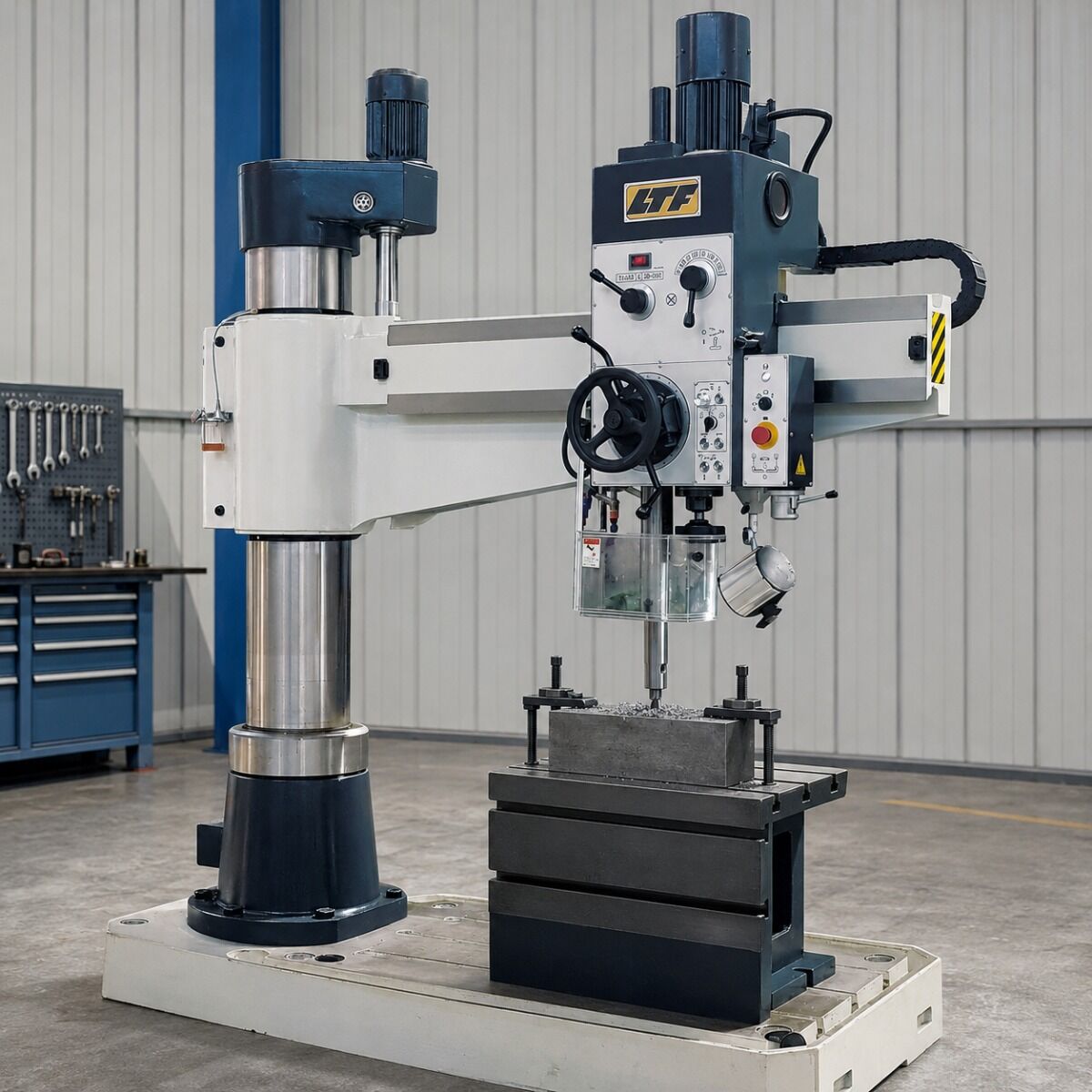 LTF 416.22 Trapano radiale con attacco CM4, modello 40/1250 mm, trifase 400V, 2.2 kW, tavola cubica e circuito di raffreddamento, capacità massima di foratura Ø40 mm