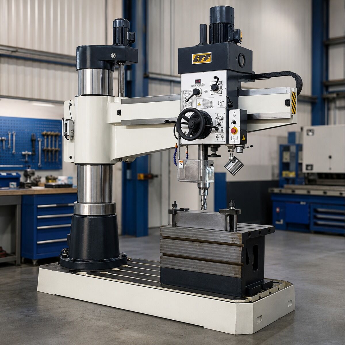 LTF 416.23 Trapano radiale con attacco CM5, modello 50/1600 mm, trifase 400V, 4 kW, tavola cubica e bloccaggi idraulici, capacità massima di foratura Ø62 mm