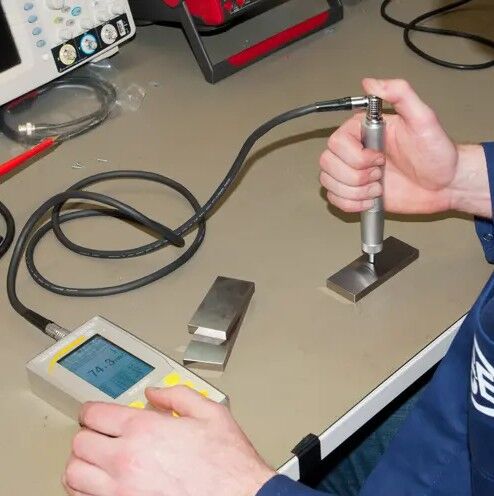 PCE Instruments PCE-5000 Misuratore di durezza a ultrasuoni UCI per metalli, misura in zone difficili, alta precisione, memoria 1000 dati, display LCD, interfaccia RS-232