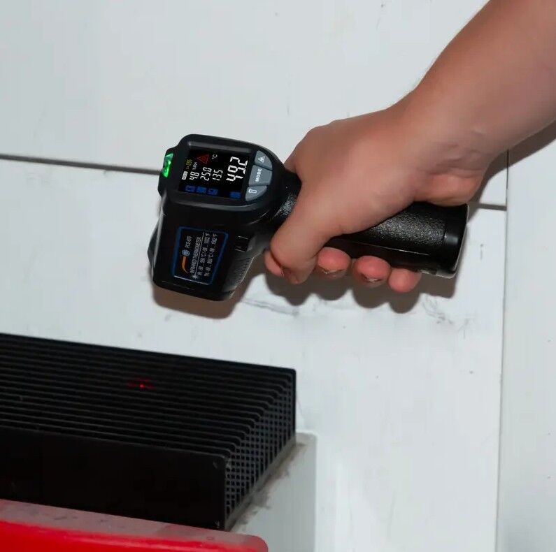 PCE Instruments PCE-675 Pirometro a infrarossi con puntatore laser e ingresso per sonde tipo K - Misura la temperatura superficiale e ambientale, l'umidità relativa e il punto di rugiada