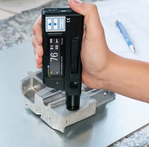 PCE Instruments PCE-950 Analizzatore di materiale Leeb portatile per metalli con memoria, software incluso e sonda interna di tipo D per misure precise e applicazioni mobili