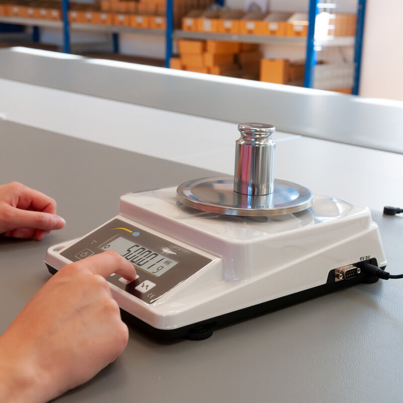 PCE Instruments PCE-BSK 1100 Präzise digitale Stückzählwaagen für Labor und Logistik
