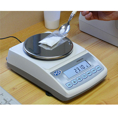 PCE Instruments PCE-BT 2000 Bilancia digitale dosatrice da banco per laboratori, industrie e controllo qualità