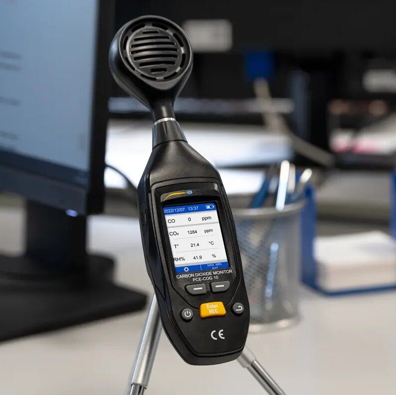 PCE Instruments PCE-COG 10 Misuratore climatico portatile per CO, CO2, temperatura e umidità con datalogger