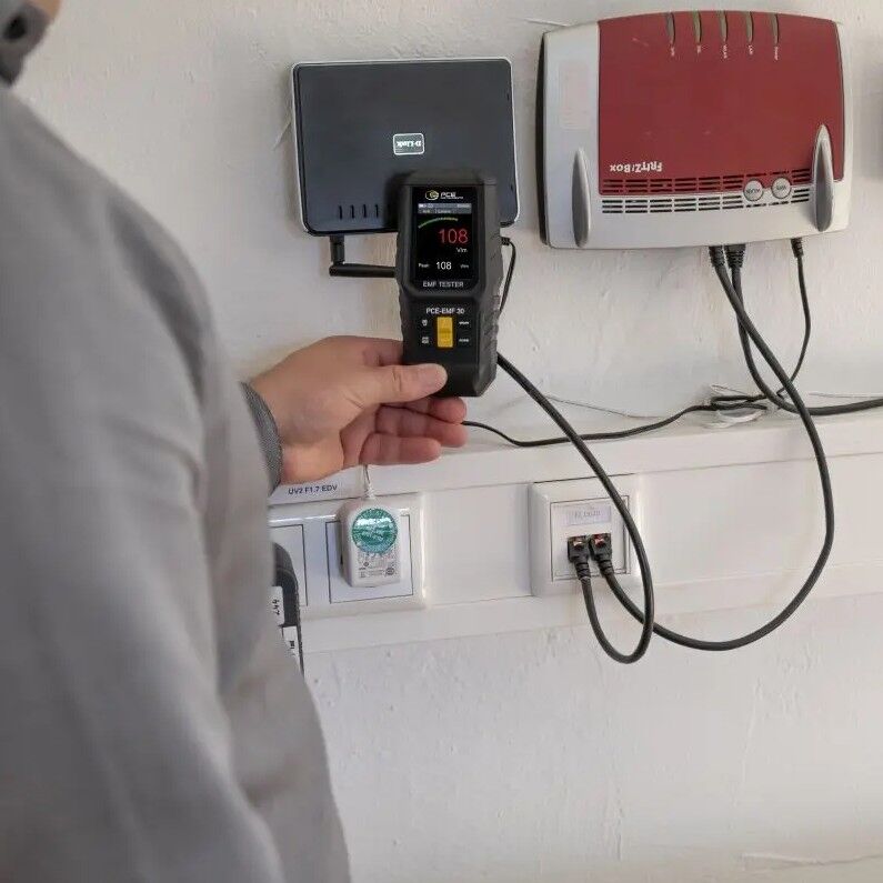 PCE Instruments PCE-EMF 30 Magnetometro con portata fino a 1800 V/m, misura triassiale, misura di campi magnetici fino a 999.9 mG