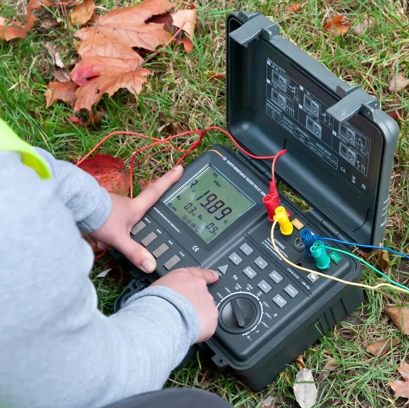 PCE Instruments PCE-ET 5000 Tester VDE portatile con memoria, guida visiva, misura resistenza, controllo parafulmine e verifica corrente, tensione e frequenza