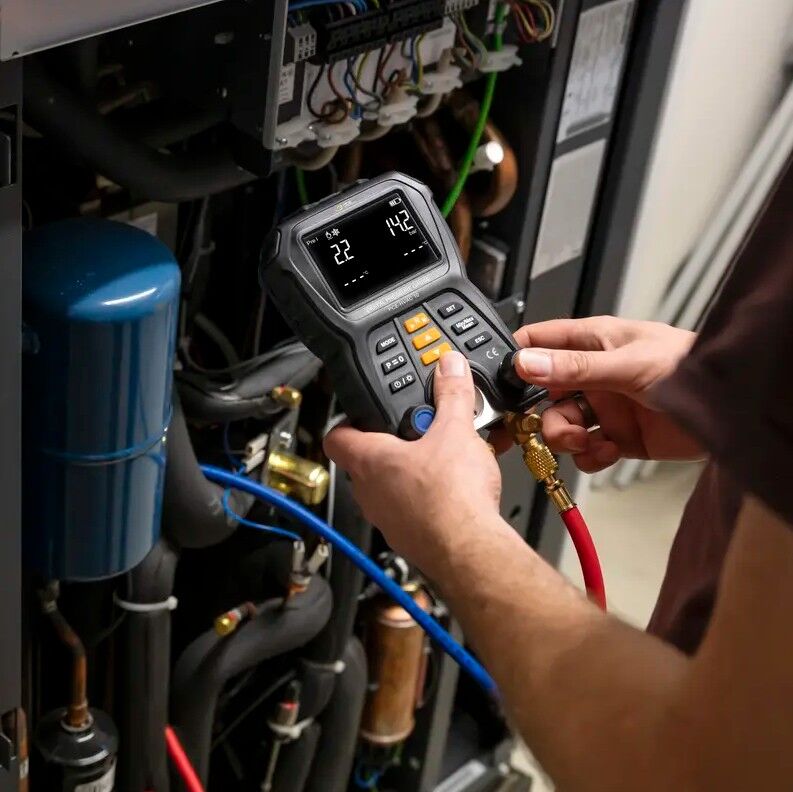 PCE Instruments PCE-HVAC 10 Digitales Druckmessgerät für Kälte- und Wärmepumpen, misst Druck bis +60 bar und Temperatur bis +200 °C, 83 Kältemittel, 3-Wege UNF-Ventile