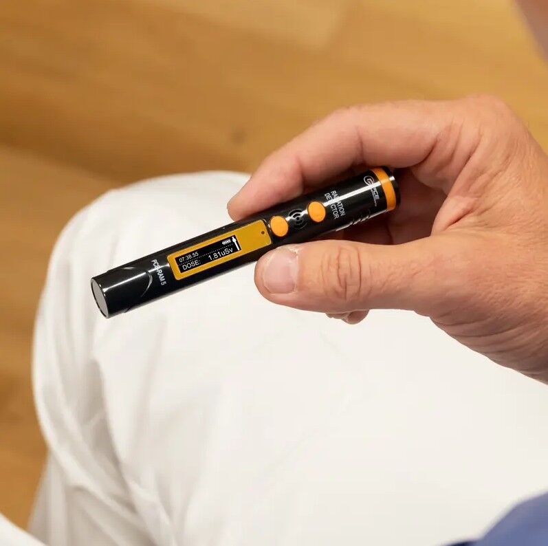 PCE Instruments PCE-RAM 5 Dosimetro beta, gamma e X con allarme acustico e ottico, display OLED retroilluminato e batteria ricaricabile, ideale per misurazioni indicative delle radiazioni