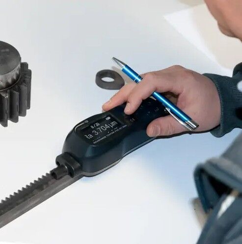 PCE Instruments PCE-RT 2000 Rugosimetro portatile per il rilevamento rapido della rugosità superficiale attraverso un apposito tastatore, misura secondo i parametri Ra, Rq, Rsm, Rsk, Rz, Rt, Rp, Rv, Rc
