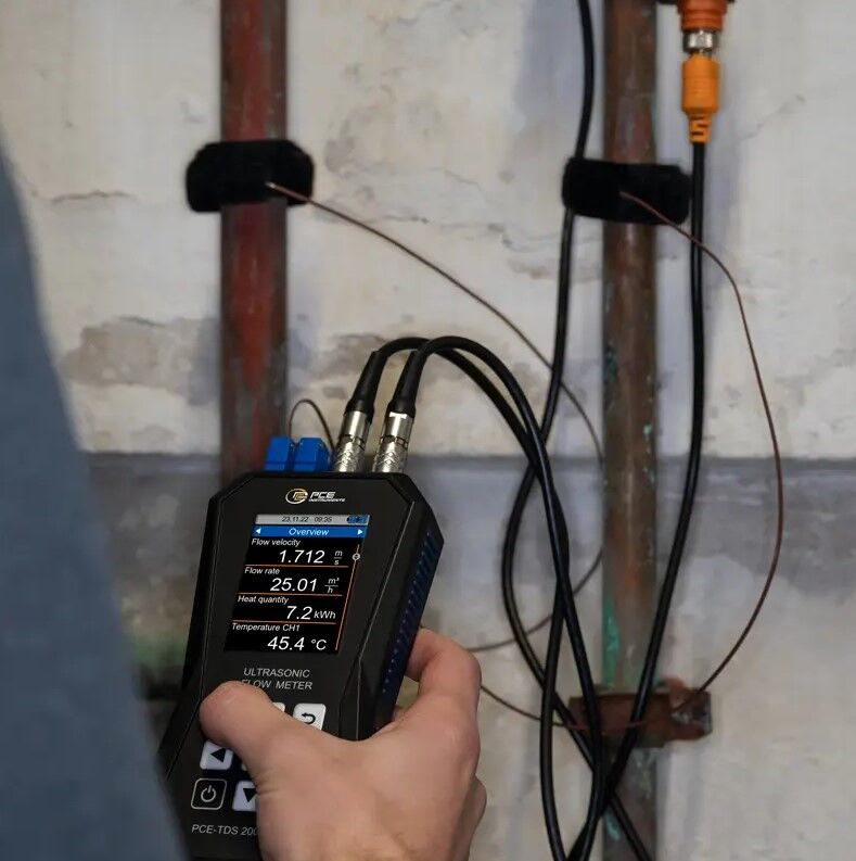 PCE Instruments PCE-TDS 200+S-ICA Misuratore per impianti di riscaldamento con un campo di misura di ±32 m/s, per visualizzare il flusso, la portato e il volume in tubazioni di riscaldamento