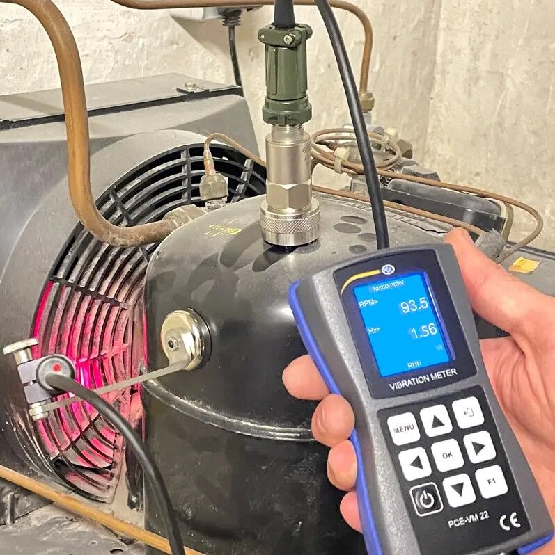 PCE Instruments PCE-VM 22 Accelerometro per la misura dell'accelerazione in un range da 0 a 200 m/s² e una risoluzione 0.01 m/s², termometro a infrarossi integrato