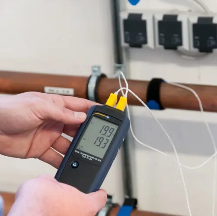 PCE Instruments Termometro digitale a contatto PCE-T312N con doppio canale T1/T2 per termocoppie K e J, funzione differenziale e display retroilluminato