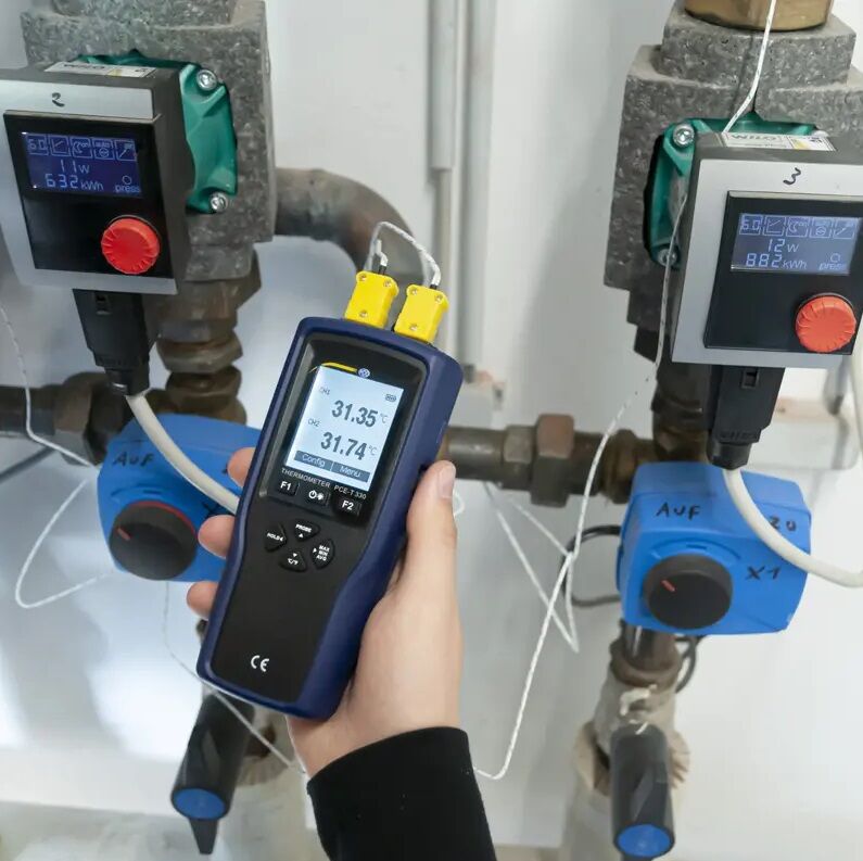 PCE Instruments PCE-T 330 Termometro digitale professionale con datalogger integrato a 2 canali, lunga autonomia, memoria per 20.000 valori, alta precisione, supporta termocoppie K, T, J e formati file vari