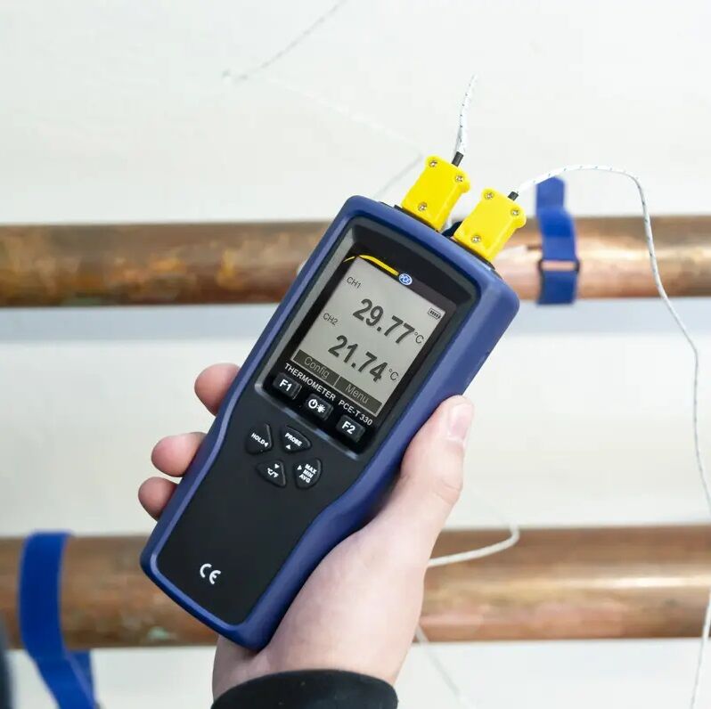 PCE Instruments PCE-T 330-ICA Misuratore di temperatura a 2 canali con alta precisione, memoria di 20.000 valori, lunga autonomia, supporto per termocoppie K, T, J e certificazione ISO
